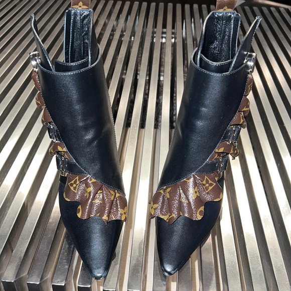 RARE Authentic Louis Vuitton Worn once  Sz 7.5 Janet Boots. 4 1/2 inch heel - Picture 1 of 10